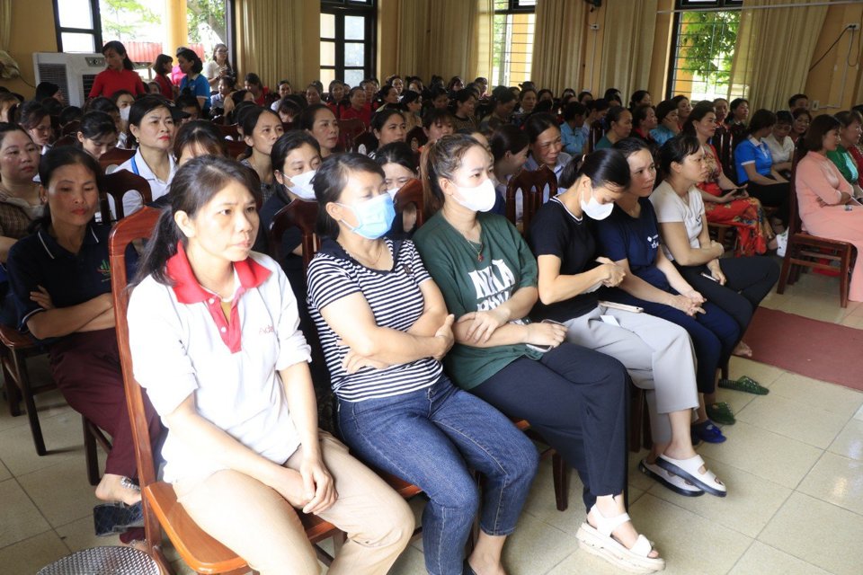 Nữ c&ocirc;ng nh&acirc;n lao động tham gia buổi truyền th&ocirc;ng