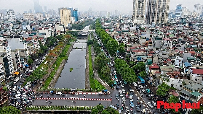 Tuyến đường L&aacute;ng Ng&atilde; đoạn Tư Sở đi Cầu Giấy thường xuy&ecirc;n &ugrave;n tắc v&agrave;o giờ cao điểm. Ảnh: Kh&aacute;nh Huy.