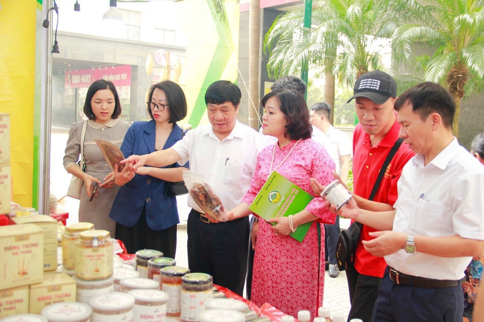 Đại biểu sở, ngành của TP Hà Nội và người dân tham quan gian hàng sản phẩm OCOP tại phường Dương Nội, quận Hà Đông. Ảnh: Lâm Nguyễn