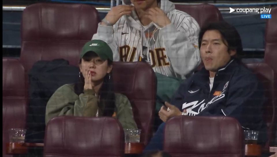 Hyun Bin c&ugrave;ng Son Ye Jin xem giải b&oacute;ng ch&agrave;y MLB. Ảnh: Chụp m&agrave;n h&igrave;nh.