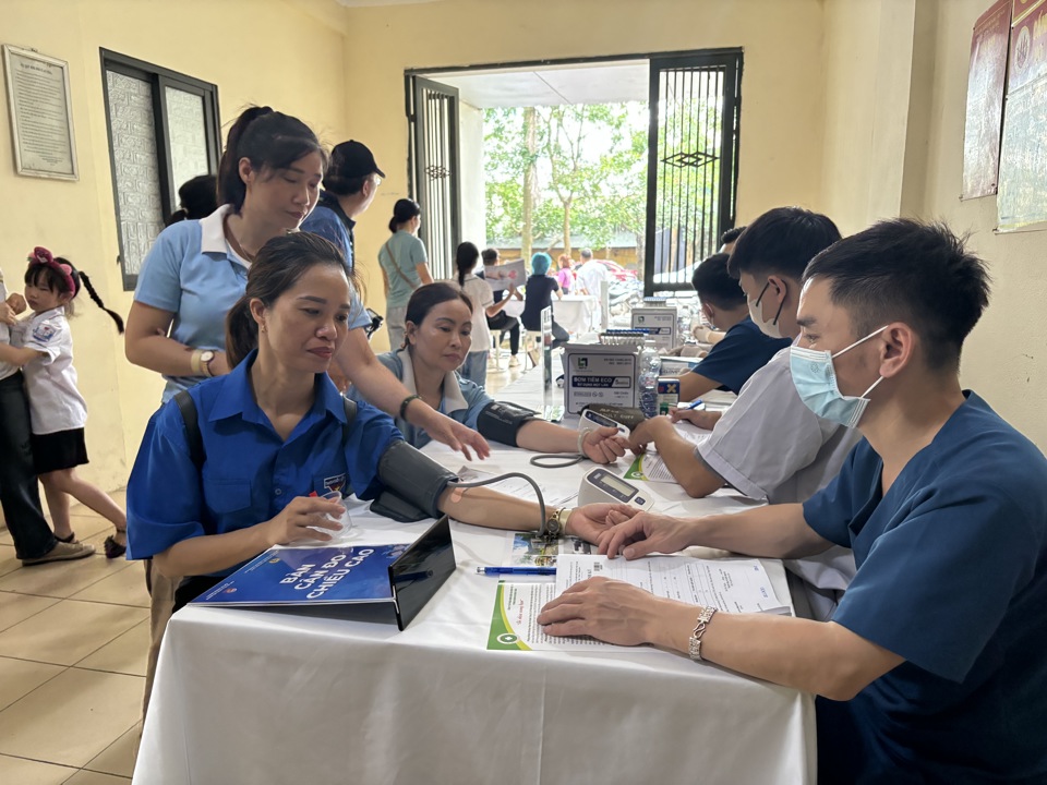 Chị Nguyễn Thị Hồng (C&ocirc;ng ty TNHH Dojung) cảm ơn sự quan t&acirc;m của Th&agrave;nh đo&agrave;n tới c&ocirc;ng nh&acirc;n c&oacute; ho&agrave;n cảnh kh&oacute; khăn