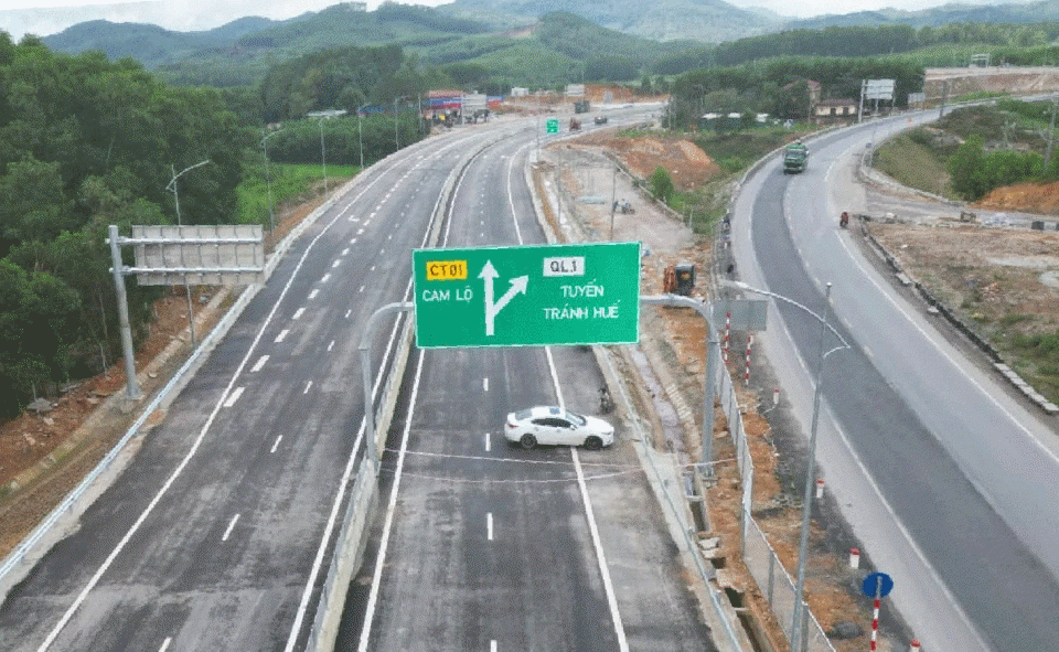 Cao tốc Cam Lộ- La Sơn.