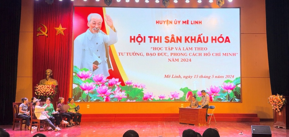 Một tiểu phẩm trong Hội thi sân khấu hóa“Học tập, làm theo tư tưởng, đạo đức, phong cách Hồ Chí Minh” tại huyện Mê Linh. Ảnh: Hiền Thu