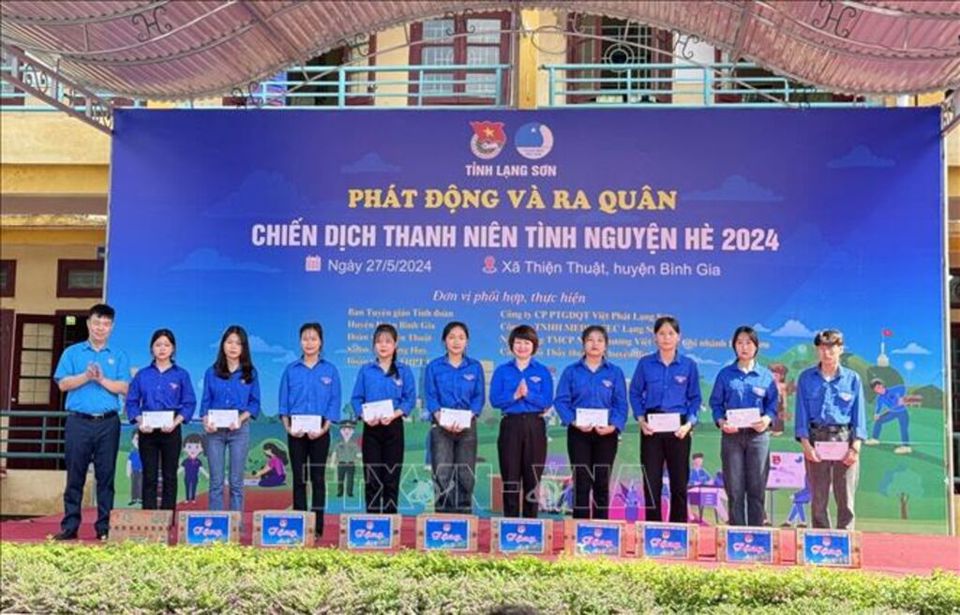 Khen thưởng c&aacute;c đo&agrave;n vi&ecirc;n ti&ecirc;u biểu trong phong tr&agrave;o t&igrave;nh nguyện.&nbsp;