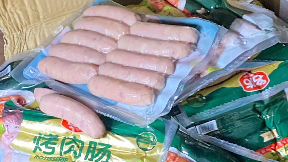 Lực lượng chức năng ph&aacute;t hiện, thu giữ 1,5 tấn nầm lợn v&agrave; 400 kg lạp xưởng tại phường Thanh Tr&igrave;, quận Ho&agrave;ng Mai, H&agrave; Nội.