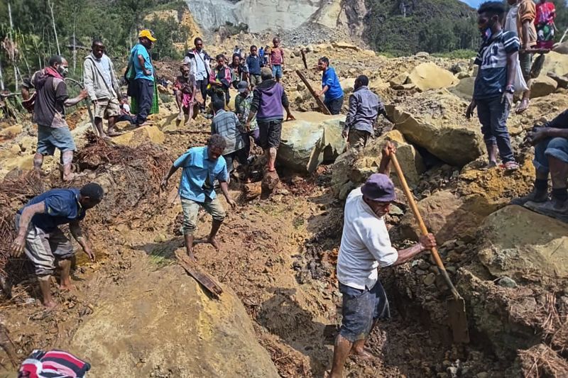 D&acirc;n l&agrave;ng t&igrave;m kiếm thi thể sau trận lở đất ở Yambali, Cao nguy&ecirc;n Papua New Guinea, Chủ Nhật, ng&agrave;y 26/5/2024. Ảnh: CNN