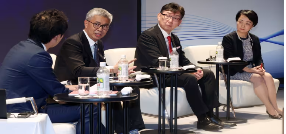 Bộ trưởng Thương mại Malaysia Zafrul Aziz, thứ hai từ tr&aacute;i sang, ph&aacute;t biểu trong cuộc thảo luận tại diễn đ&agrave;n Tương lai Ch&acirc;u &Aacute; ở Tokyo v&agrave;o ng&agrave;y 24/5. Ảnh:&nbsp; Nikkei Asia