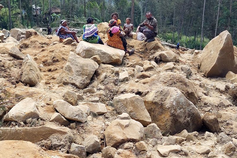 Người d&acirc;n tập trung tại hiện trường vụ lở đất ở tỉnh Enga, Papua New Guinea. Ảnh: CNN