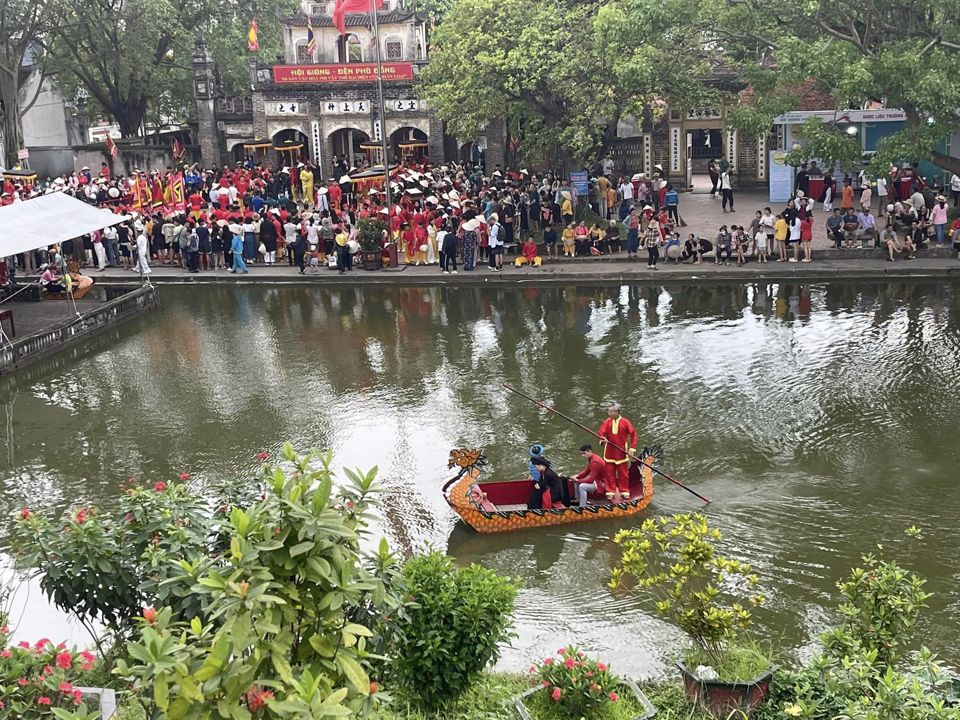 Hội Gi&oacute;ng đền Ph&ugrave; Đổng, huyện Gia L&acirc;m mỗi năm thu h&uacute;t h&agrave;ng vạn người tham quan, chi&ecirc;m b&aacute;i. Ảnh: Ngọc Dũng.