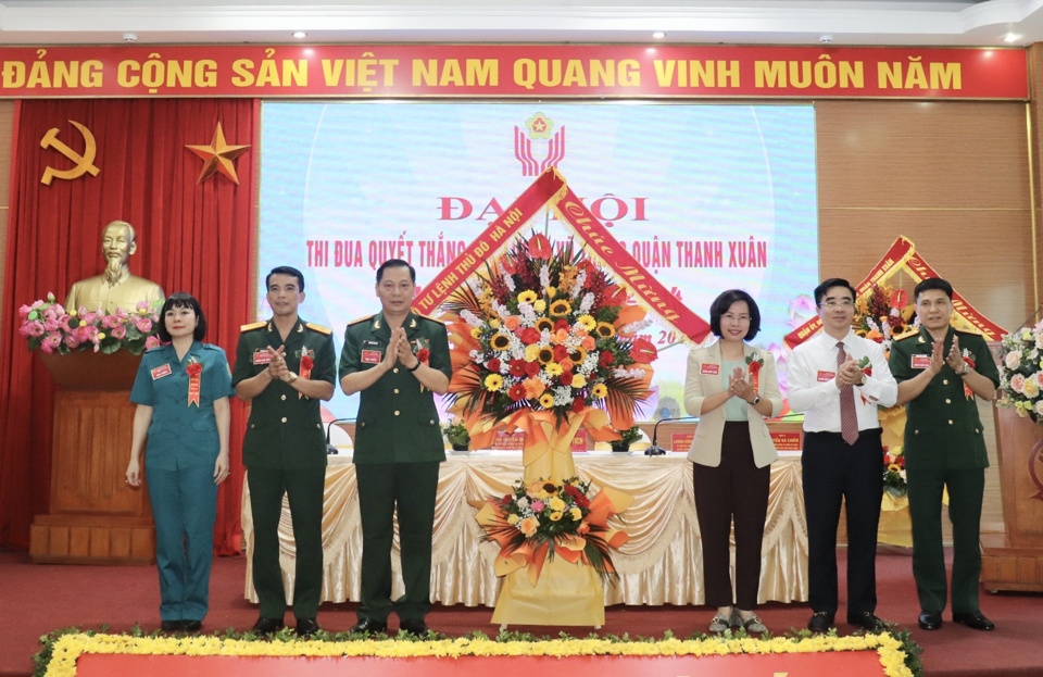 L&atilde;nh đạo Bộ Tư lệnh Thủ đ&ocirc; H&agrave; Nội v&agrave; quận Thanh Xu&acirc;n tặng hoa ch&uacute;c mừng Đại hội