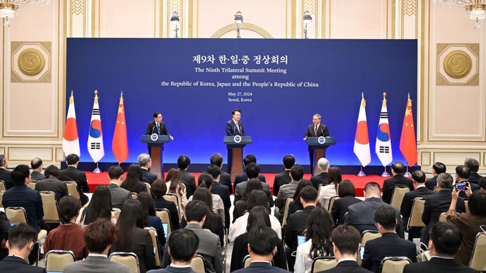 Thủ tướng Trung Quốc L&yacute; Cường (phải) ph&aacute;t biểu trong cuộc họp b&aacute;o chung với Tổng thống H&agrave;n Quốc Yoon Suk-yeol (giữa) v&agrave; Thủ tướng Nhật Bản Fumio Kishida (tr&aacute;i) sau cuộc gặp thượng đỉnh ba b&ecirc;n tại Seoul v&agrave;o ng&agrave;y 27 th&aacute;ng 5 năm 2024. Ảnh: XINHUA