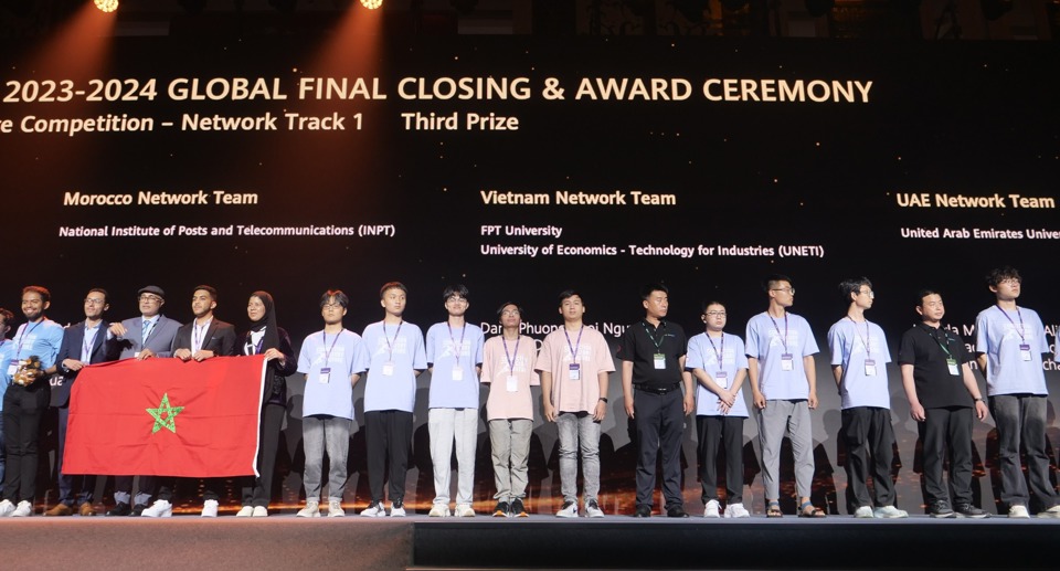 Đội Việt Nam (thứ 9 v&agrave; 10 từ tr&aacute;i sang) nhận giải Ba to&agrave;n cầu ở nội dung Network Track tại cuộc thi Huawei ICT Competition 2023 - 2024. Ảnh: Duy An