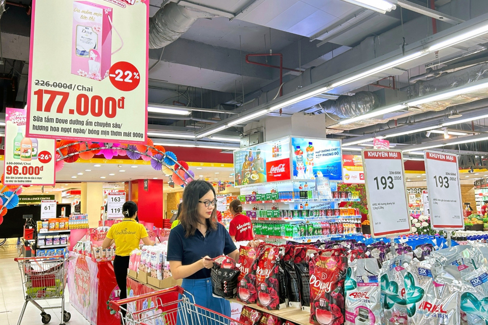 Người ti&ecirc;u d&ugrave;ng lựa chọn mua h&agrave;ng h&oacute;a tại si&ecirc;u thị Winmart tr&ecirc;n địa b&agrave;n H&agrave; Nội. Ảnh minh họa