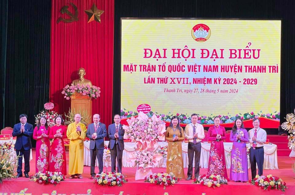 L&atilde;nh đạo Ủy ban MTTQ Việt Nam TP H&agrave; Nội tặng hoa ch&uacute;c mừng Đại hội.