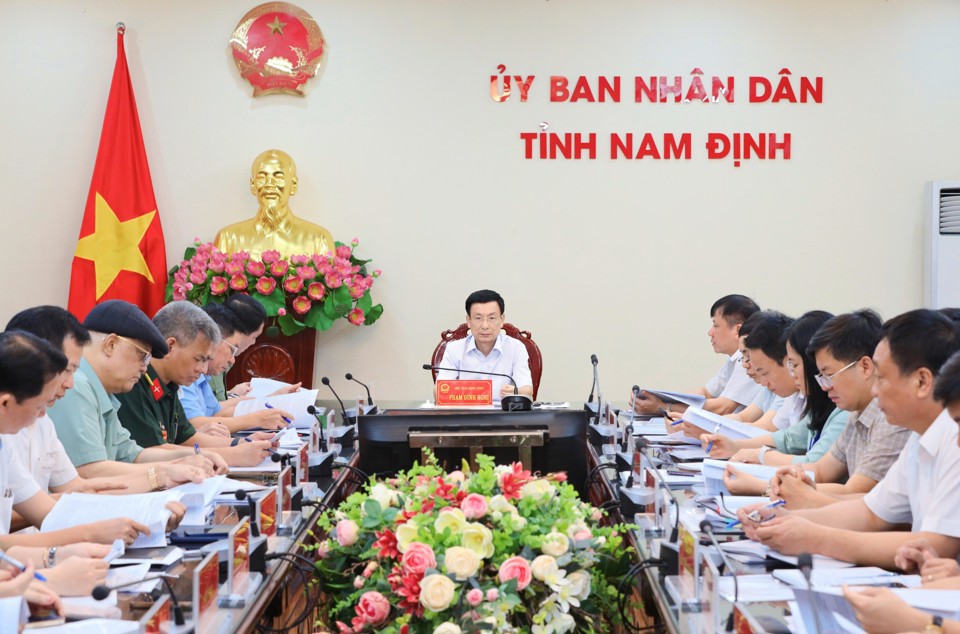 Đồng ch&iacute; Phạm Đ&igrave;nh Nghị, Ph&oacute; B&iacute; thư Tỉnh ủy, Chủ tịch UBND tỉnh chủ tr&igrave; cuộc họp. Ảnh Viết Dư