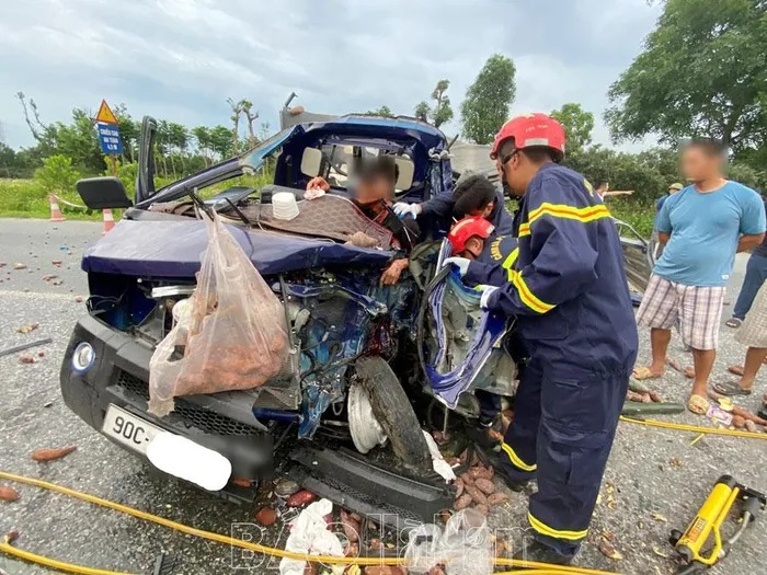 Giải cứu kịp thời người mắc kẹt do tai nạn giao th&ocirc;ng