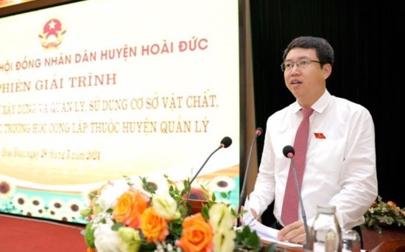 Chủ tịch UBND huyện Ho&agrave;i Đức Nguyễn Ho&agrave;ng Trường trao đổi tại phi&ecirc;n giải tr&igrave;nh.