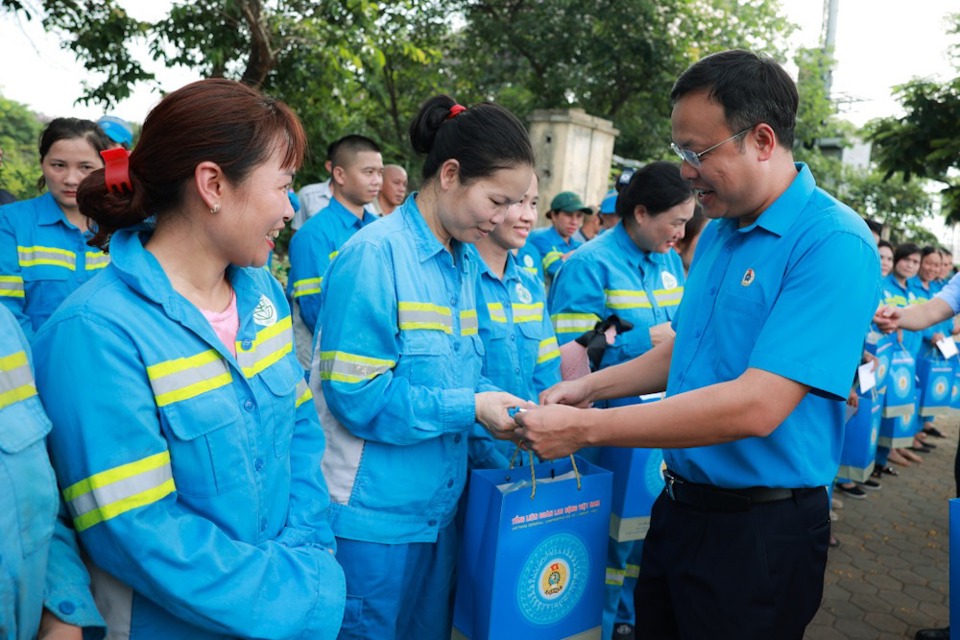 Chủ tịch LĐLĐ TP H&agrave; Nội trao qu&agrave; tới c&ocirc;ng nh&acirc;n