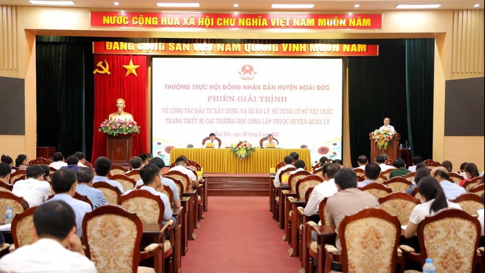 Quang cảnh phi&ecirc;n giải tr&igrave;nh của Thường trực HĐND huyện Ho&agrave;i Đức, s&aacute;ng 28/5