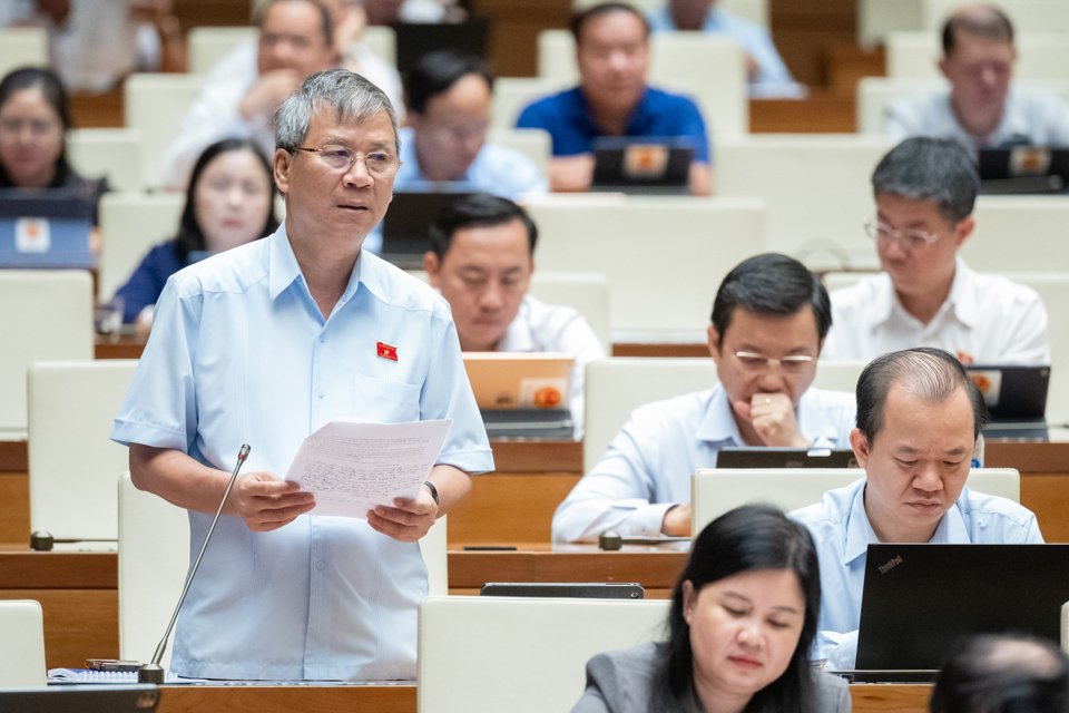 Đại biểu Nguyễn Anh Tr&iacute; (Đo&agrave;n TP H&agrave; Nội) cho rằng, việc đầu tư hệ thống cơ sở gi&aacute;o dục chất lượng cao l&agrave; ph&ugrave; hợp với y&ecirc;u cầu ph&aacute;t triển gi&aacute;o dục của Thủ đ&ocirc; v&agrave; Nghị quyết 15-NQ/TW của Bộ Ch&iacute;nh trị. Ảnh: Quochoi.vn