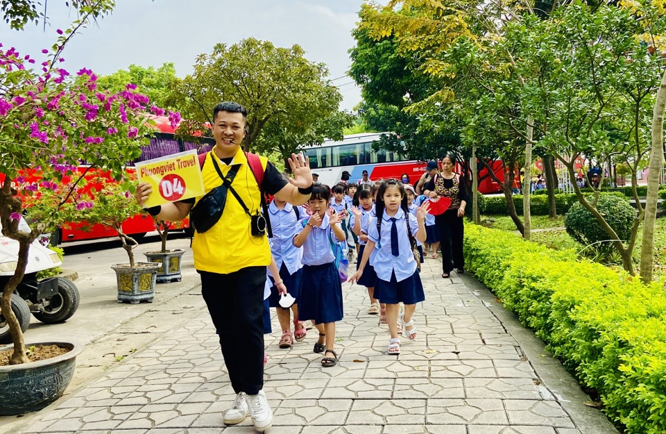 Học sinh c&aacute;c tỉnh, th&agrave;nh đến thăm quan, trải nghiệm tại khu sinh th&aacute;i Ph&ugrave; Đổng Green Park. Ảnh: Ho&agrave;ng Quyết