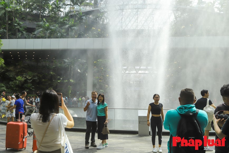 &nbsp;Phần lớn doanh thu của s&acirc;n bay Changi kh&ocirc;ng đến từ hoạt động đ&oacute;n h&agrave;nh kh&aacute;ch m&agrave; từ c&aacute;c hoạt động thương mại, theo đại diện s&acirc;n bay Changi. To&agrave;n bộ s&acirc;n bay c&oacute; hơn 550 cửa h&agrave;ng ăn uống, b&aacute;n lẻ, cửa h&agrave;ng miễn thuế tại 4 nh&agrave; ga v&agrave; khu phức hợp Jewel.