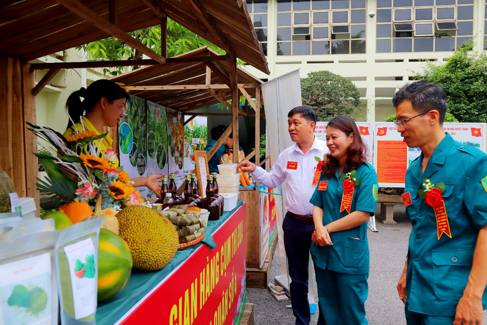 C&aacute;c gian h&agrave;ng của Cụm thi đua lực lượng vũ trang huyện Đan Phượng b&ecirc;n lề Đại hội.