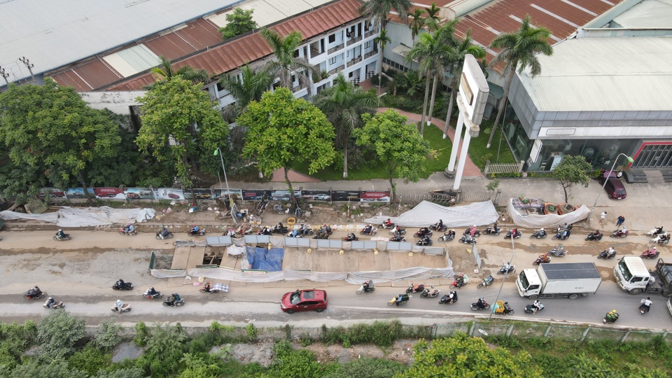 Thi công gây ùn tắc, mất ATGT đường gom Đại lộ Thăng Long - Ảnh 1