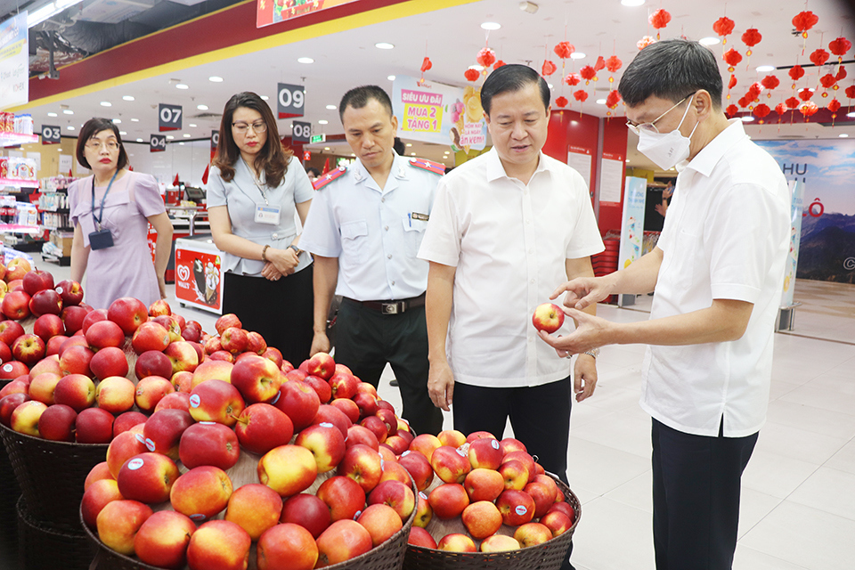 Đoàn liên ngành Thành phố Hà Nội kiểm tra an toàn thực phẩm tại một siêu thị ở địa bàn quận Đống Đa. Ảnh: Thanh Bình