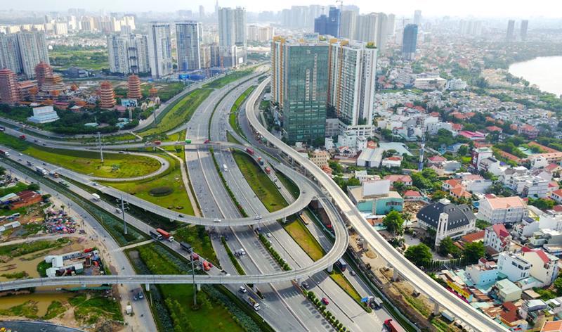 Ph&aacute;t triển hạ tầng giao th&ocirc;ng l&agrave; trụ cột quan trọng, tạo kh&ocirc;ng gian ph&aacute;t triển mới, động lực th&uacute;c đẩy ph&aacute;t triển kinh tế - x&atilde; hội, bảo đảm quốc ph&ograve;ng, an ninh.