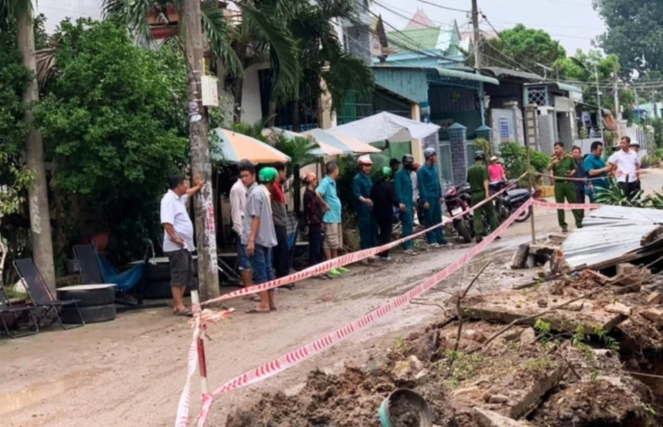 Hẻm nhỏ tr&ecirc;n đường Trường Chinh (thị trấn Trảng Bom) đang thi c&ocirc;ng đ&agrave;o mương tho&aacute;t nước, nơi xảy ra tai nạn khiến người phụ nữ bị thương nặng.