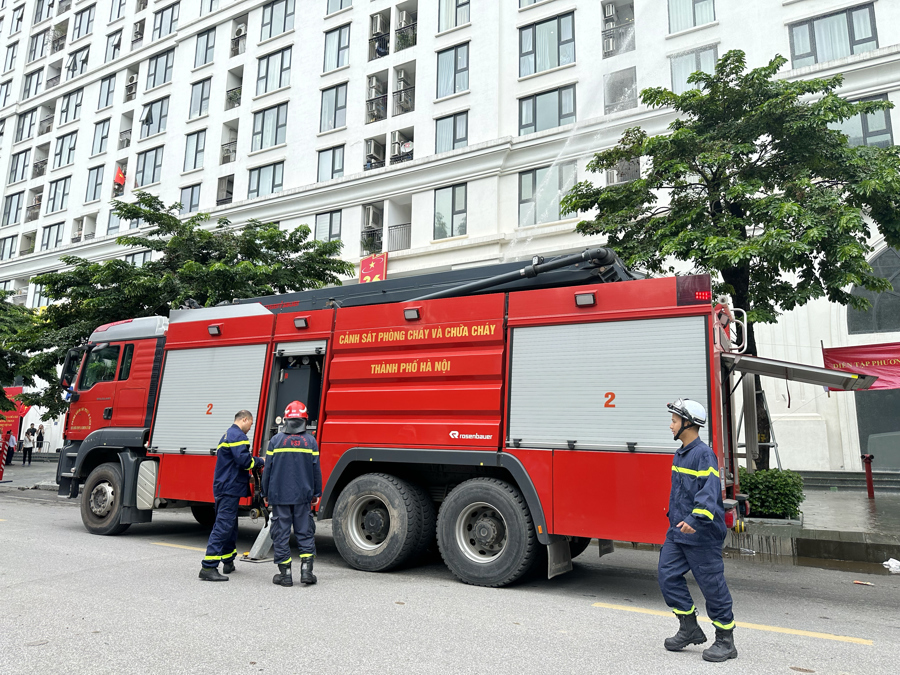 Diễn tập phương án chữa cháy và cứu nạn, cứu hộ tại chung cư B6 Giảng Võ, quận Ba Đình. Ảnh: Thủy Tiên