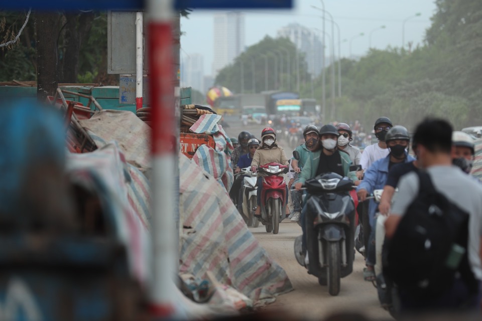 m&aacute;y m&oacute;c tập kết th&ograve;, thụt dưới l&ograve;ng đường được tr&ugrave;m bạt như đ&aacute;nh bẫy người d&acirc;n.&nbsp;