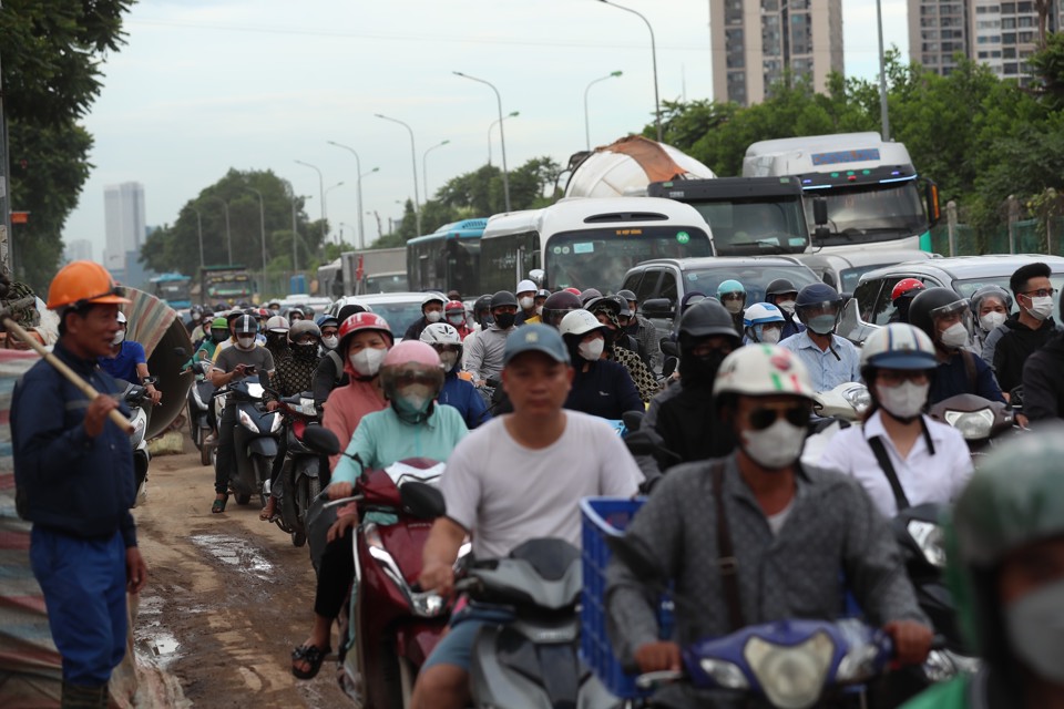 &Ugrave;n tắc giao th&ocirc;ng diễn ra h&agrave;ng ng&agrave;y tại khu vực đang tiến h&agrave;nh thi c&ocirc;ng dự &aacute;n.&nbsp;