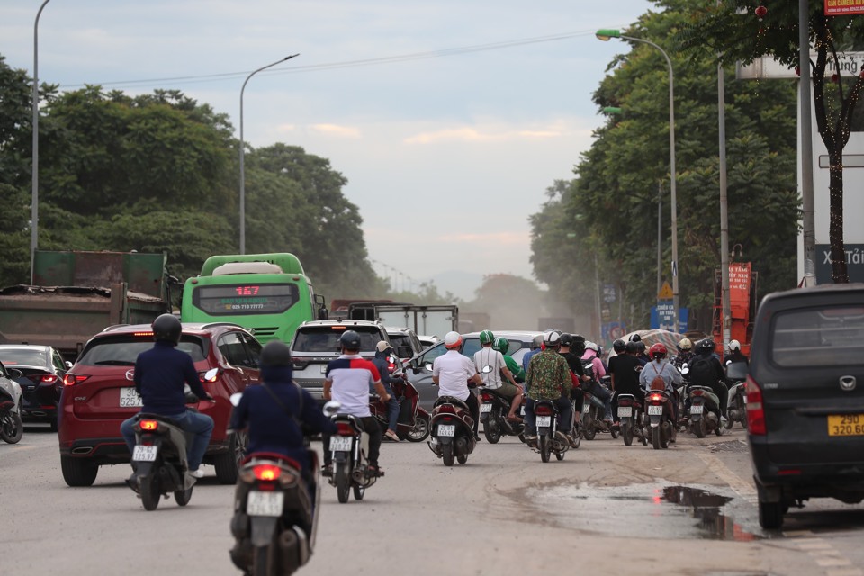 Nh&igrave;n từ xa, khu vực n&agrave;y kh&oacute;i bụi m&ugrave; mịt.