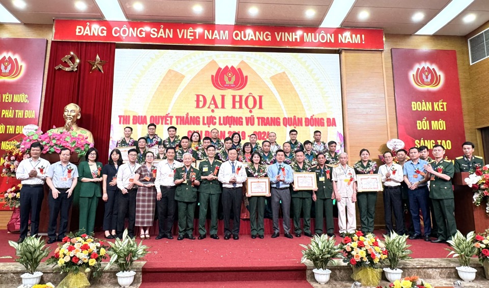 Dịp n&agrave;y, quận Đống Đa khen thưởng 9 tập thể, 19 c&aacute; nh&acirc;n điển h&igrave;nh ti&ecirc;n tiến trong Phong tr&agrave;o thi đua quyết thắng, giai đoạn 2019-2024.