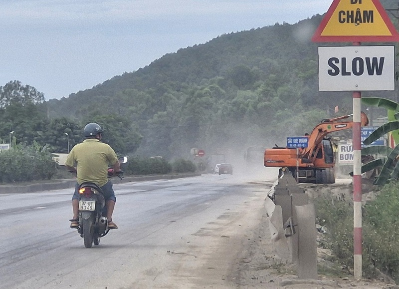 Khu vực cầu Khe Qu&aacute;nh x&atilde; Nghi Y&ecirc;n &ocirc; nhiễm bụi bặm ng&agrave;y c&agrave;ng trở n&ecirc;n nghi&ecirc;m trọng