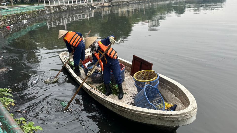 C&ocirc;ng nh&acirc;n tho&aacute;t nước dọn dẹp r&aacute;c thải tại hồ Linh Đ&agrave;m.