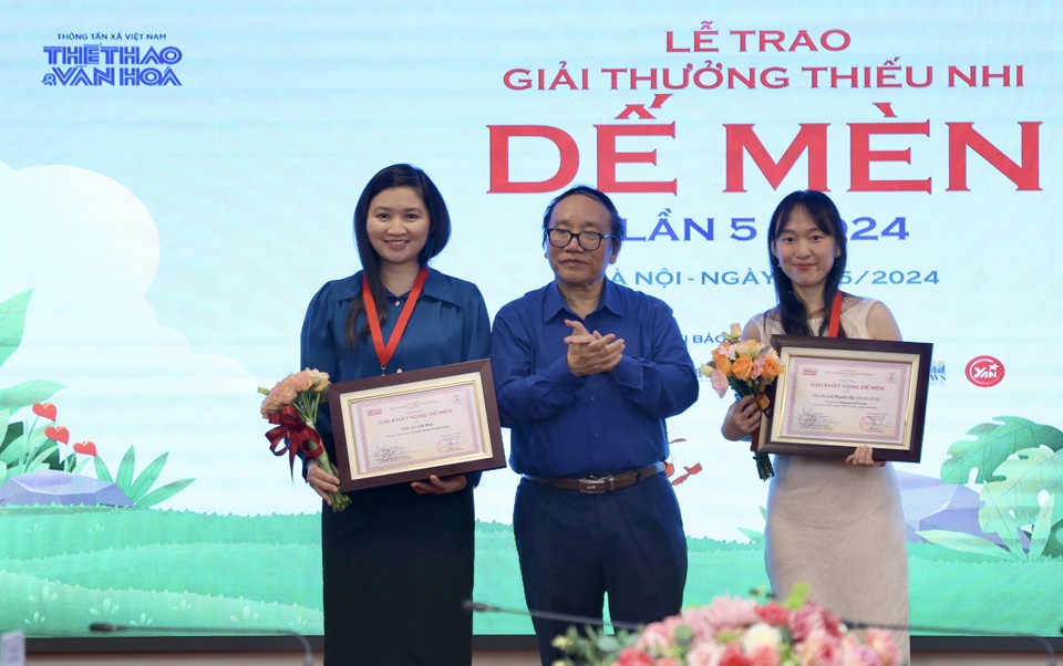 Nh&agrave; thơ Trần Đăng Khoa - Ph&oacute; Chủ tịch Hội Nh&agrave; văn Việt Nam, Chủ tịch Hội đồng Gi&aacute;m khảo trao giải "Kh&aacute;t vọng Dế M&egrave;n" cho nh&agrave; thơ Lữ Mai v&agrave; nh&agrave; thơ L&ecirc; Thanh H&agrave;.