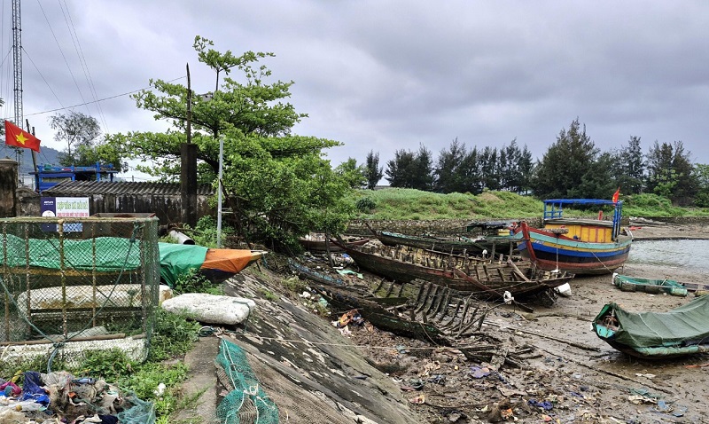 V&agrave;o m&ugrave;a mưa b&atilde;o, hay những l&uacute;c nước biển d&acirc;ng l&ecirc;n, tại những vị tr&iacute; c&oacute; x&aacute;c t&agrave;u c&aacute; th&igrave; t&agrave;u thuyền của ngư d&acirc;n kh&ocirc;ng thể v&agrave;o neo đậu, tr&aacute;nh tr&uacute; an to&agrave;n