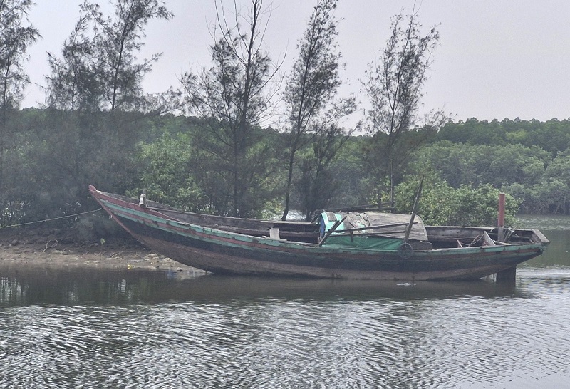 Một số t&agrave;u hết hạn sử dụng được ngư d&acirc;n k&eacute;o v&agrave;o bờ rồi bỏ b&ecirc; phơi nắng, phơi mưa