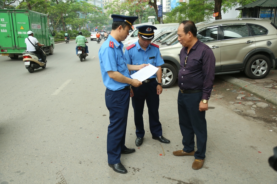 Thanh tra giao th&ocirc;ng vận tải quận Thanh Xu&acirc;n tiến h&agrave;nh xử phạt đơn vị tr&ocirc;ng giữ phương tiện kh&ocirc;ng đ&uacute;ng với giấy ph&eacute;p.