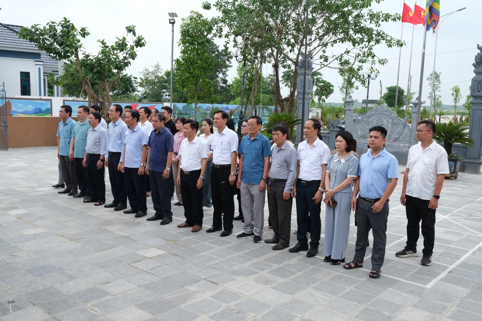 C&aacute;c th&agrave;nh vi&ecirc;n Đo&agrave;n c&ocirc;ng t&aacute;c d&acirc;ng hương tại đ&igrave;nh l&agrave;ng Ho&agrave;ng Chung, tưởng niệm Thị ngự sử Triệu Th&aacute;i. Ảnh Sỹ H&agrave;o.&nbsp;