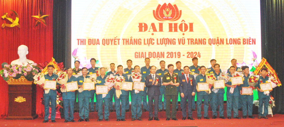 Trong dịp n&agrave;y quận Long Bi&ecirc;n đ&atilde; khen thưởng 21 tập thể v&agrave; 21 c&aacute; nh&acirc;n đạt th&agrave;nh t&iacute;ch trong Phong tr&agrave;o thi đua quyết thắng lực lượng vũ trang quận Long Bi&ecirc;n giai đoạn 2019 - 2024.