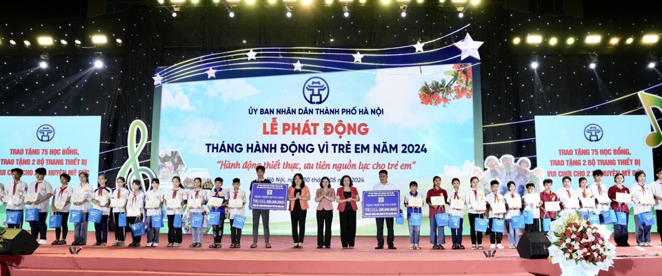 C&aacute;c đại biểu trao tặng học bổng, thiết bị vui chơi cho trẻ em. Ảnh: C&ocirc;ng Phương