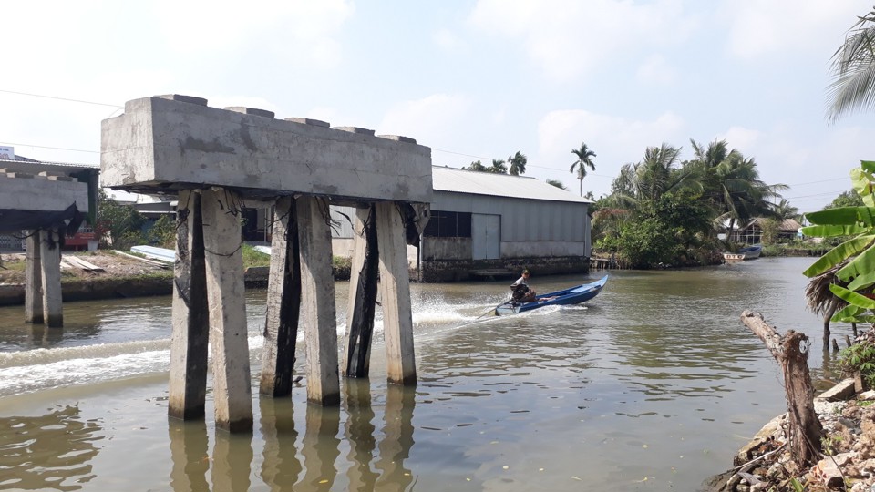 C&acirc;y cầu th&ocirc;ng tuyến đường Cầu Đỏ - Bến Lu&ocirc;ng (tại x&atilde; Vĩnh Lộc A huyện Hồng D&acirc;n Bạc Li&ecirc;u) đi qua phần đất gia đ&igrave;nh &ocirc;ng Nguyễn Văn To hiến đang được gấp r&uacute;t ho&agrave;n th&agrave;nh (Ho&agrave;ng Nam).