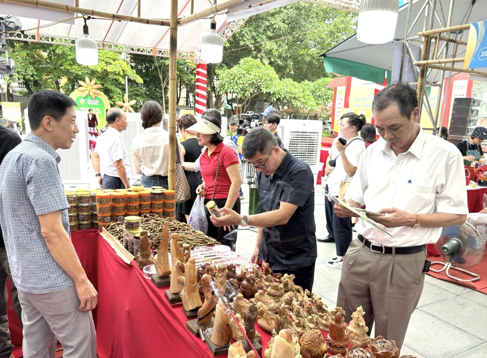 Người d&acirc;n tham quan, mua h&agrave;ng tại Tuần h&agrave;ng.