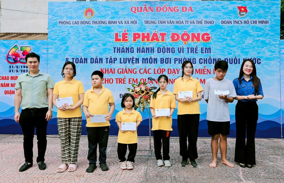 L&atilde;nh đạo quận Đống Đa trao qu&agrave; cho c&aacute;c em nhỏ&nbsp;đang được nu&ocirc;i dưỡng tại Nh&agrave; nu&ocirc;i dưỡng trẻ em Hữu Nghị.