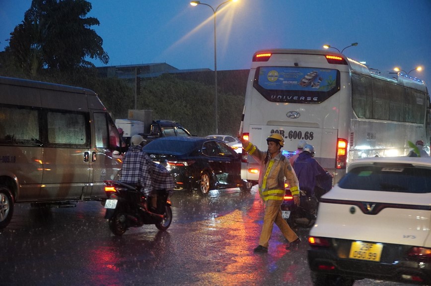 &nbsp;Lực lượng CSGT ph&acirc;n luồng giao th&ocirc;ng trong mưa lớn.