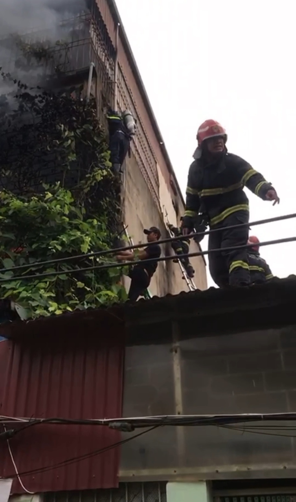 Cháy ngùn ngụt tại nhà trọ ở Hà Đông, 9 người được cứu thoát - Ảnh 2
